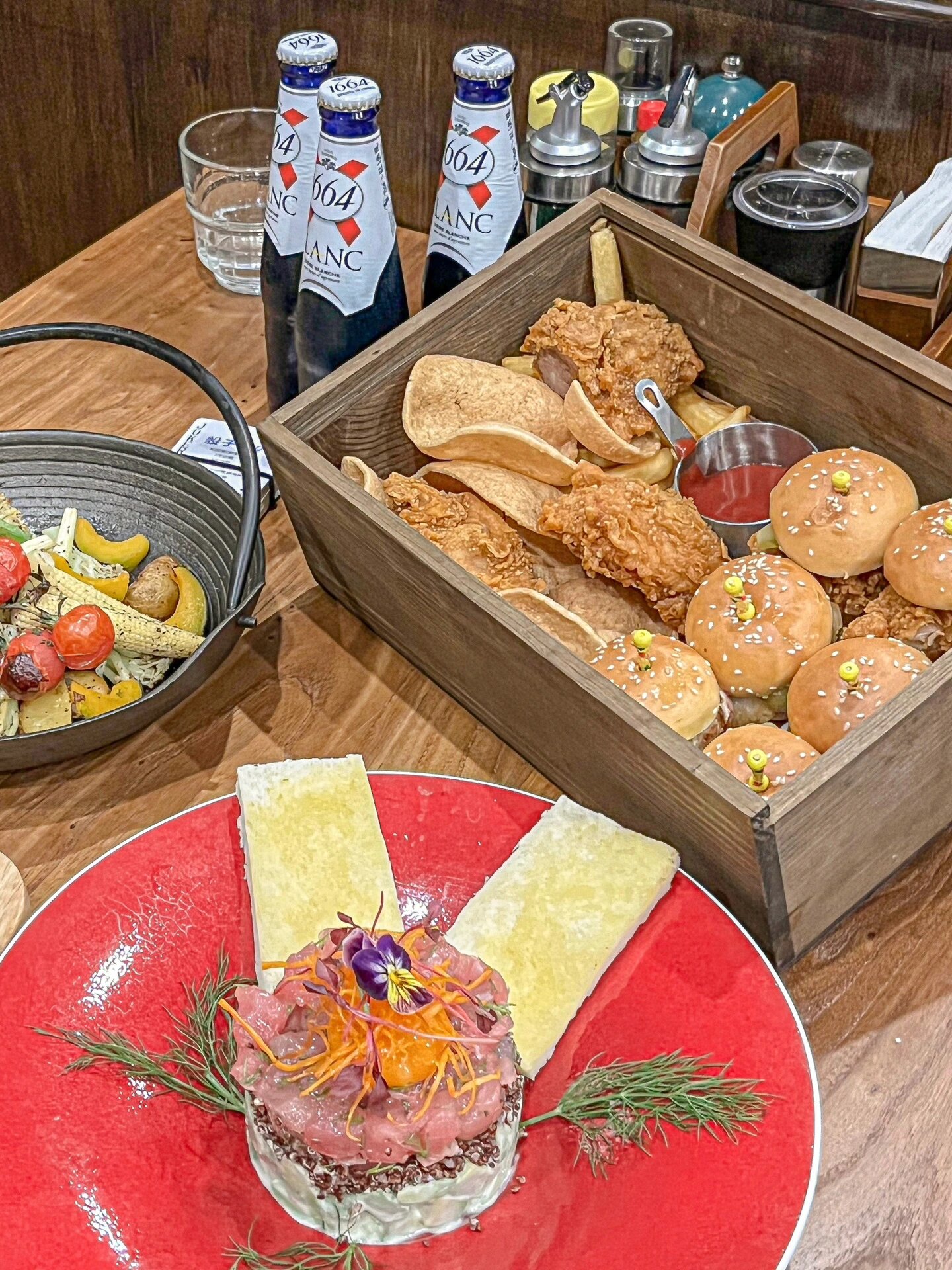 店名叫做翠西美式餐厅 cuixbistro&lounge位于义乌的城中北路 135