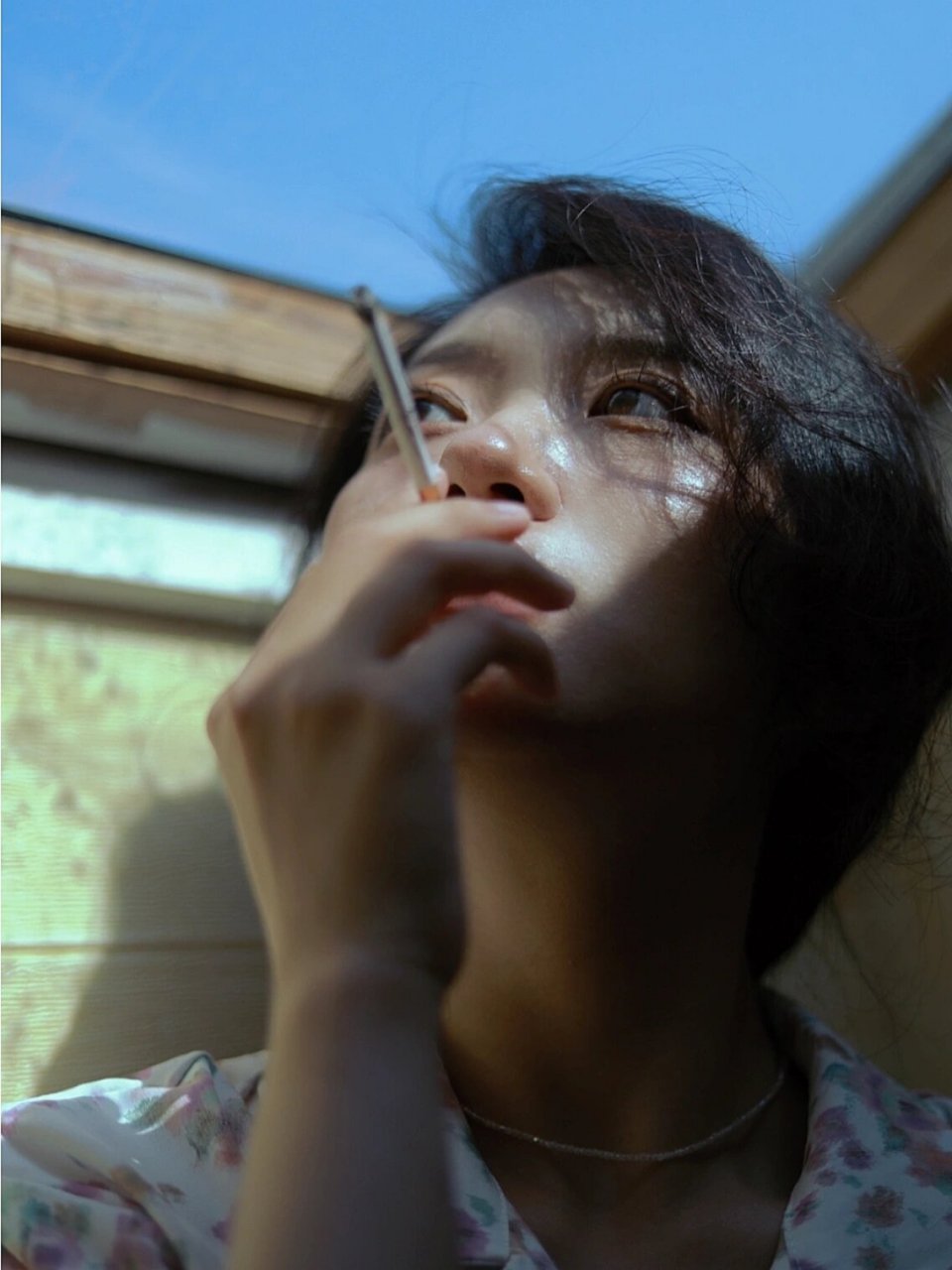 一个人孤独抽烟的图片  孤独的夜晚,香烟是我唯一的陪伴.