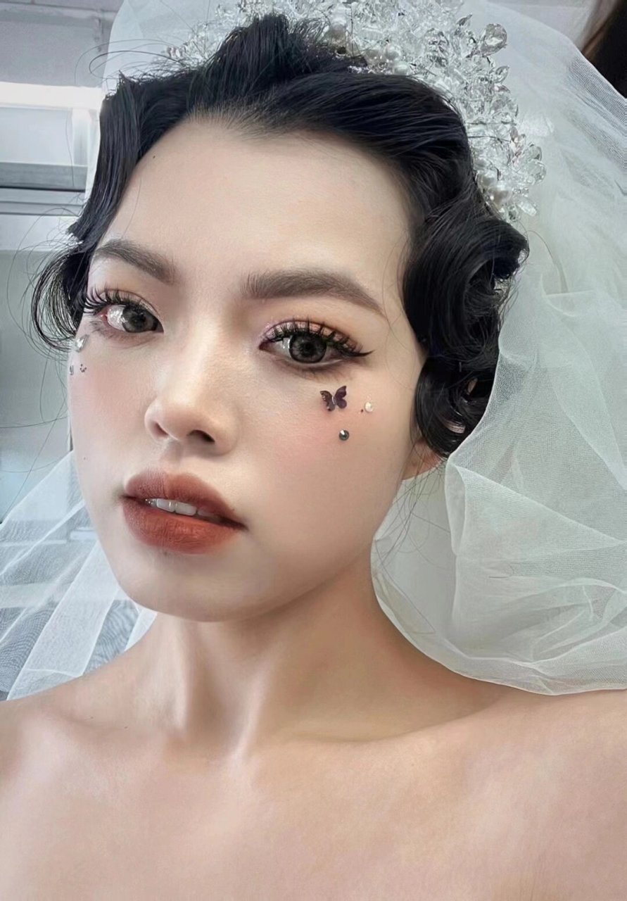 巴洛克妆容风格  这款妆容以浓郁的色彩和夸张的线条为特点,打造出一