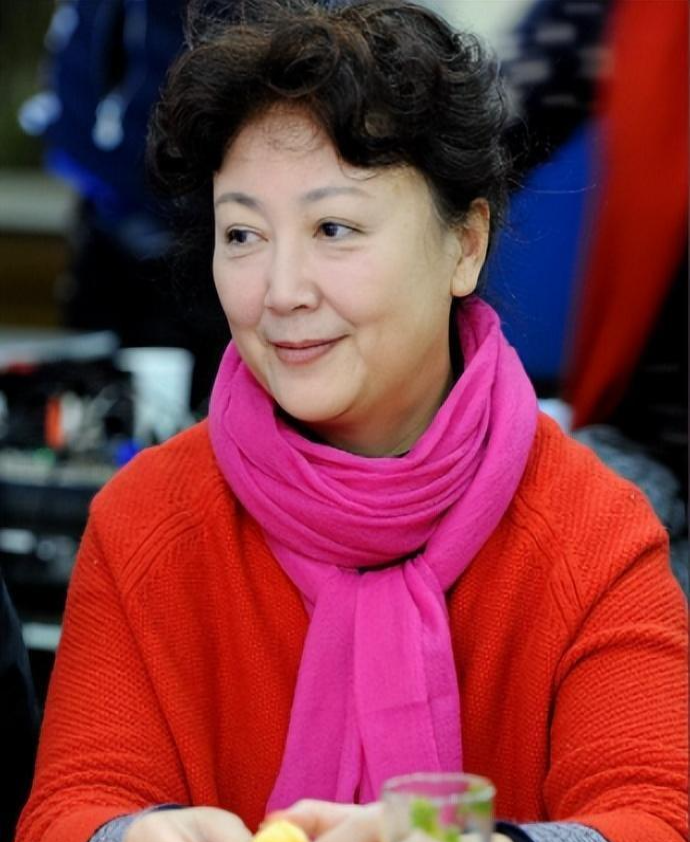 方舒66岁照片曝光,满面愁容判若两人,失败婚姻成她一生的痛
