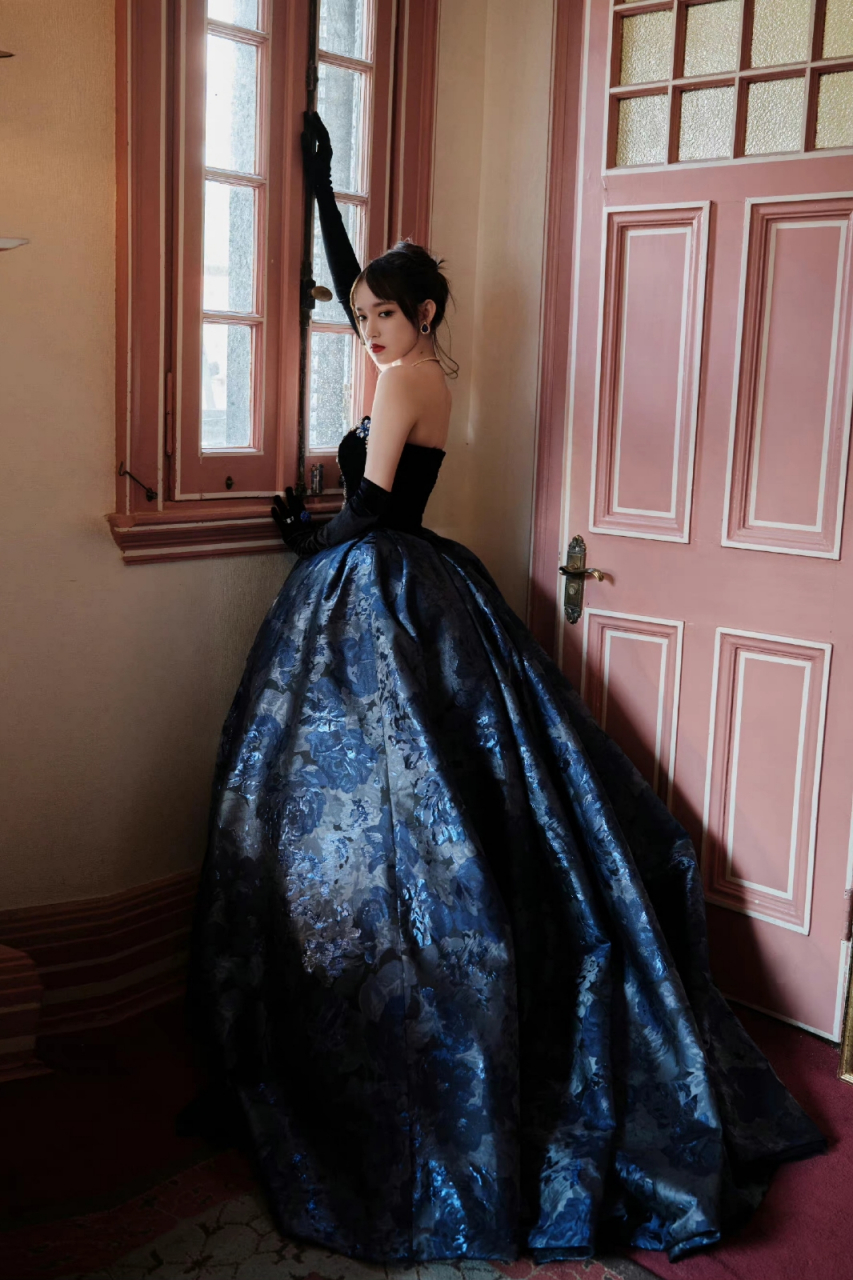 时尚女神程潇:深v抹胸蓬蓬裙写真大赏, 仙气飘飘女神范十足