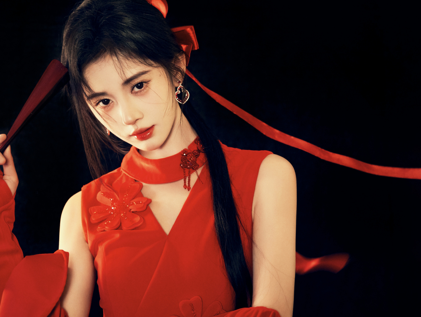 [原文:鞠婧祎红丝带半扎长发配红.