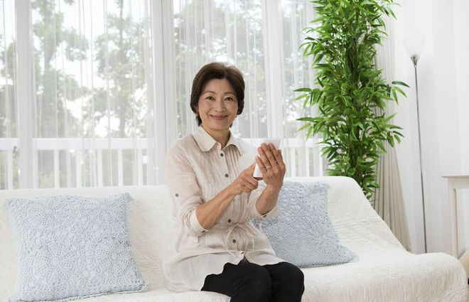 她52岁,儿媳有身孕,非要她退休带娃,她拿6千元请家佣儿媳不肯