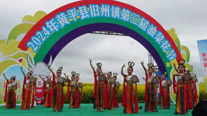 自2021年以来,旧州镇以花为媒,以节为介,已经成功举办三届油菜花节,县