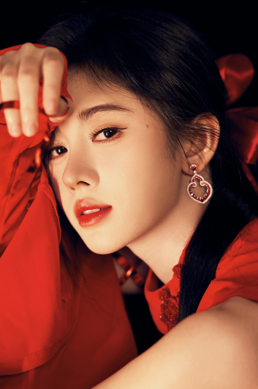 鞠婧祎红裙亮相,颜值破表!笑颜如春日暖阳般温暖人心.