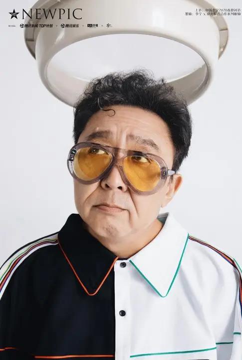 55岁于谦近照曝光!现身马场喂马,皮肤松弛,网友:苍老十岁不止