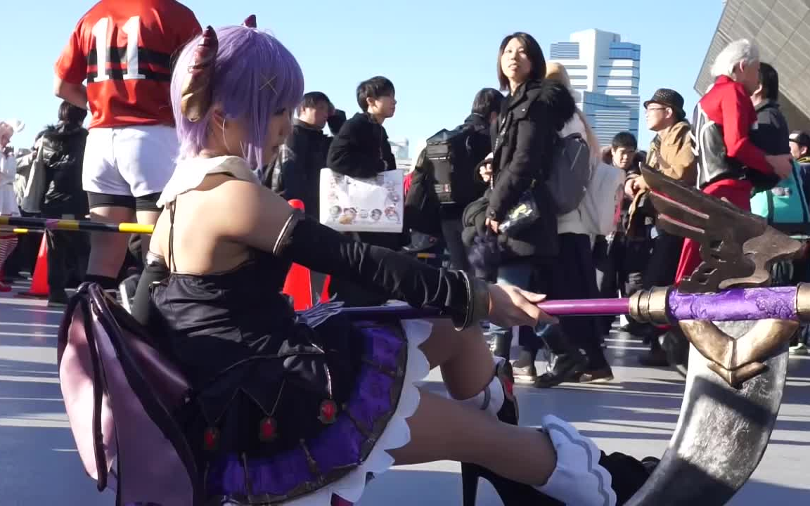 漫展上出cos可不是一件轻松活,有时候连丝袜都要连换好几双