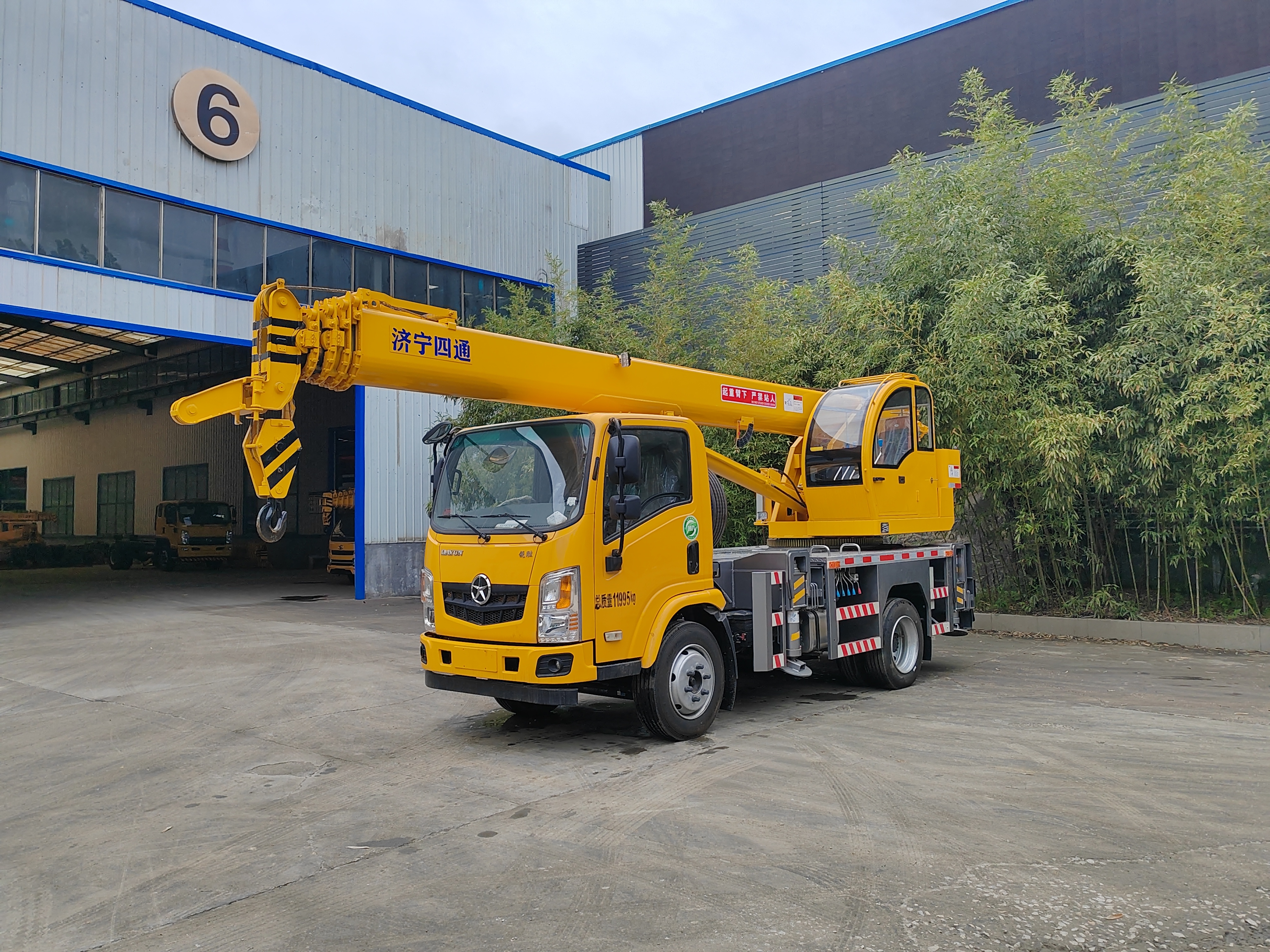 10吨大运汽车吊,2.9米短轴距车型,全出臂吊重一吨!