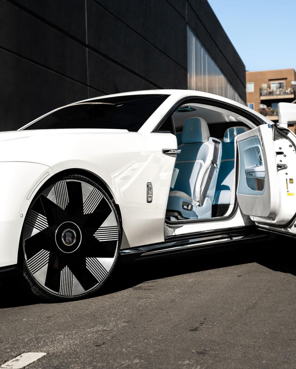 劳斯莱斯幽灵#汽车# #发文集龍卡瓜分百万现金# #热点引擎计划