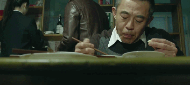 《醉拳》中成龙那场吃饭的表演,就仿佛是一出"饕餮"的戏码,饭菜堆满