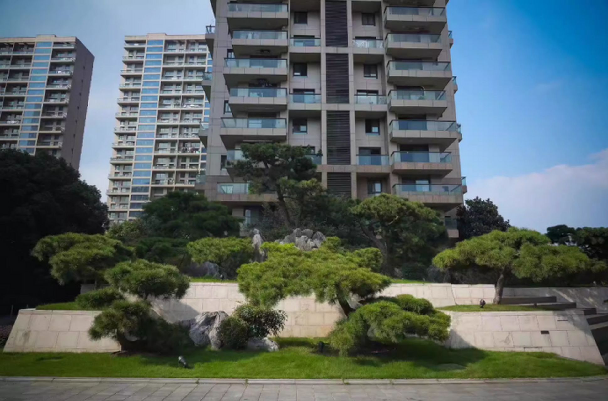 杭州昆仑公馆是一套尊贵而卓越的市中心豪宅,建筑面积492.