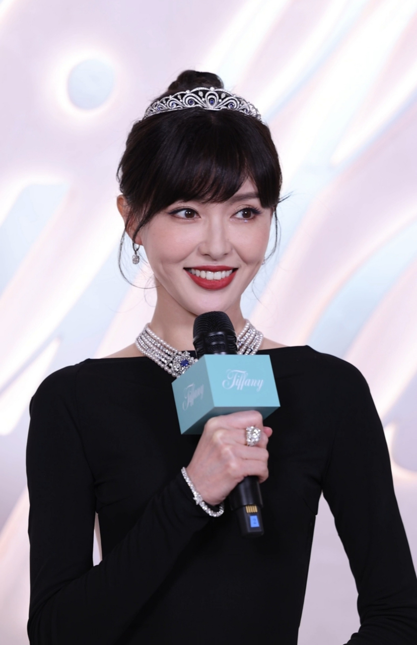 唐嫣出席活动,脖子上的项链相当的闪耀,在配上头冠和耳环,相当的漂亮