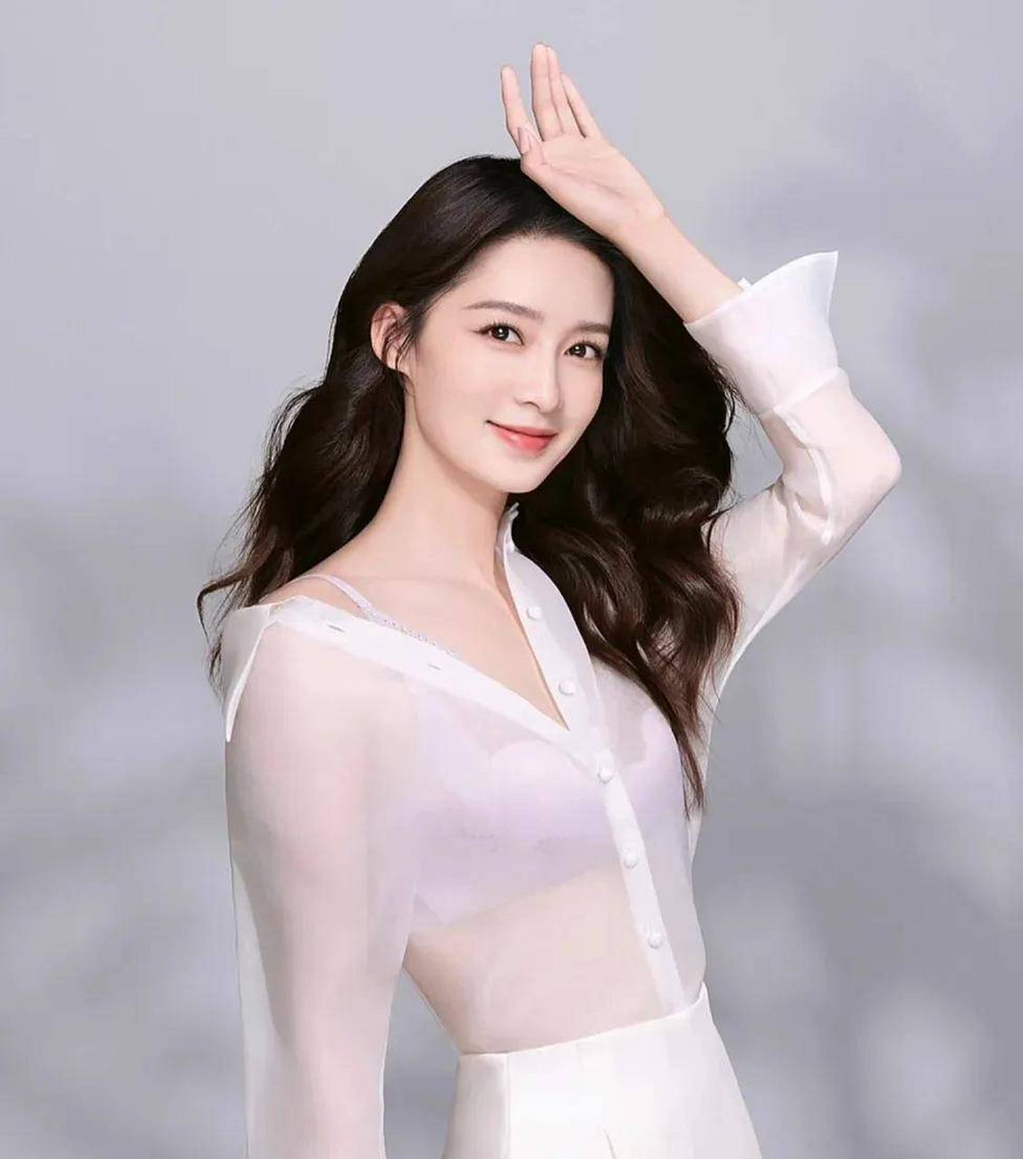 李沁证件照被某短剧p成黑白照,未经本人同意,放在视频里做遗像道具