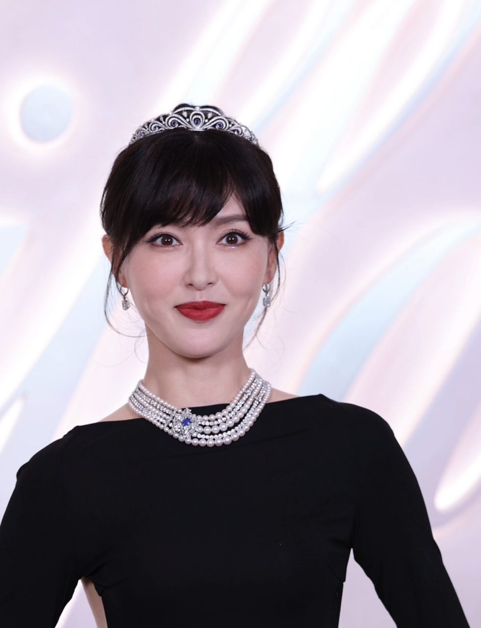 唐嫣出席活动,脖子上的项链相当的闪耀,在配上头冠和耳环,相当的漂亮