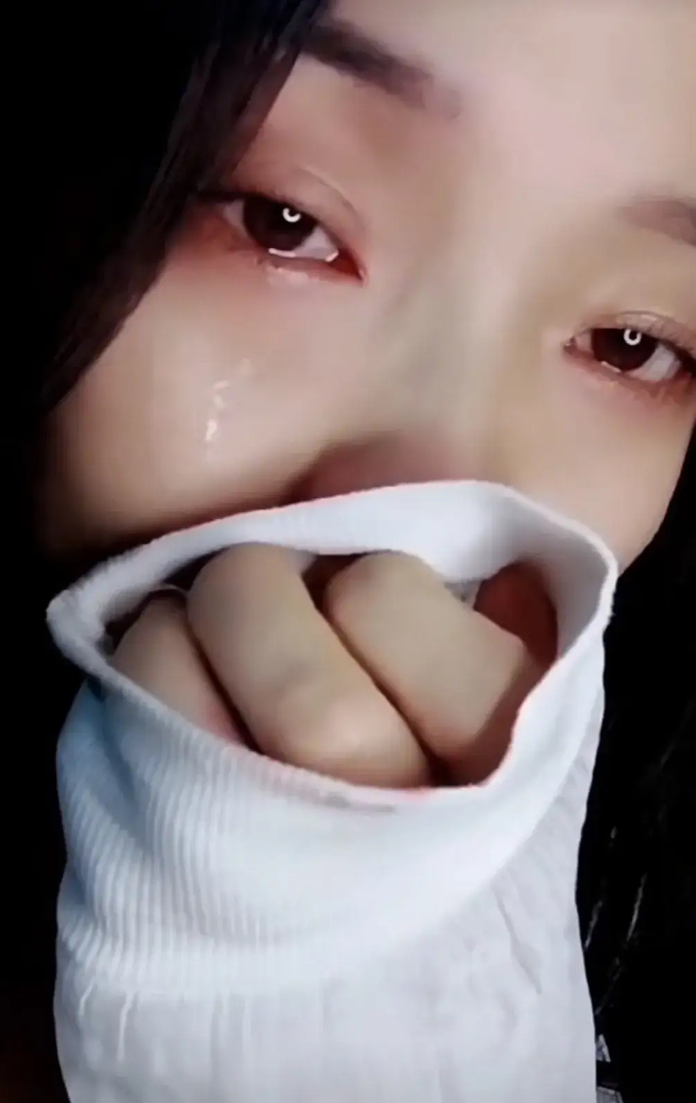 感动流泪难过大哭咬胳膊图片高级感感情受伤女子图片小姐姐哭的照片