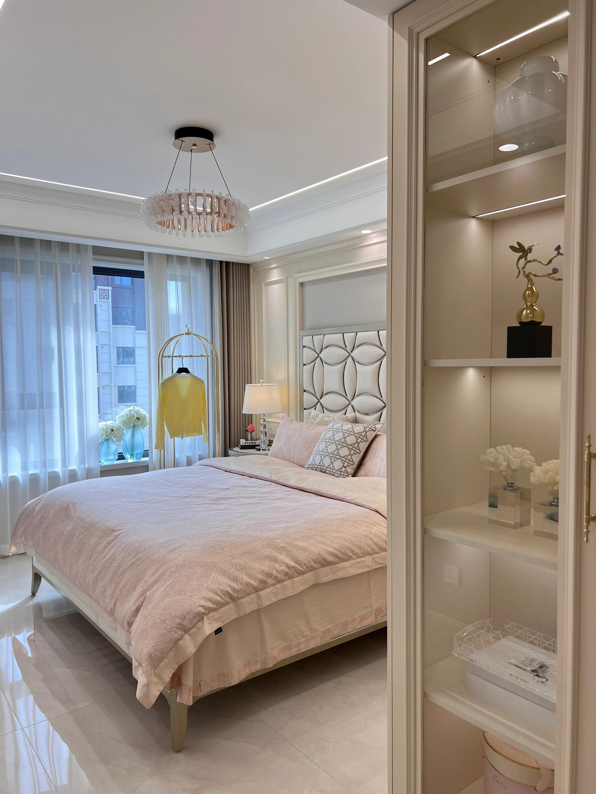 住在这么美的卧室里可以宅到天荒地老 还是美式轻奢卧室上头呀!