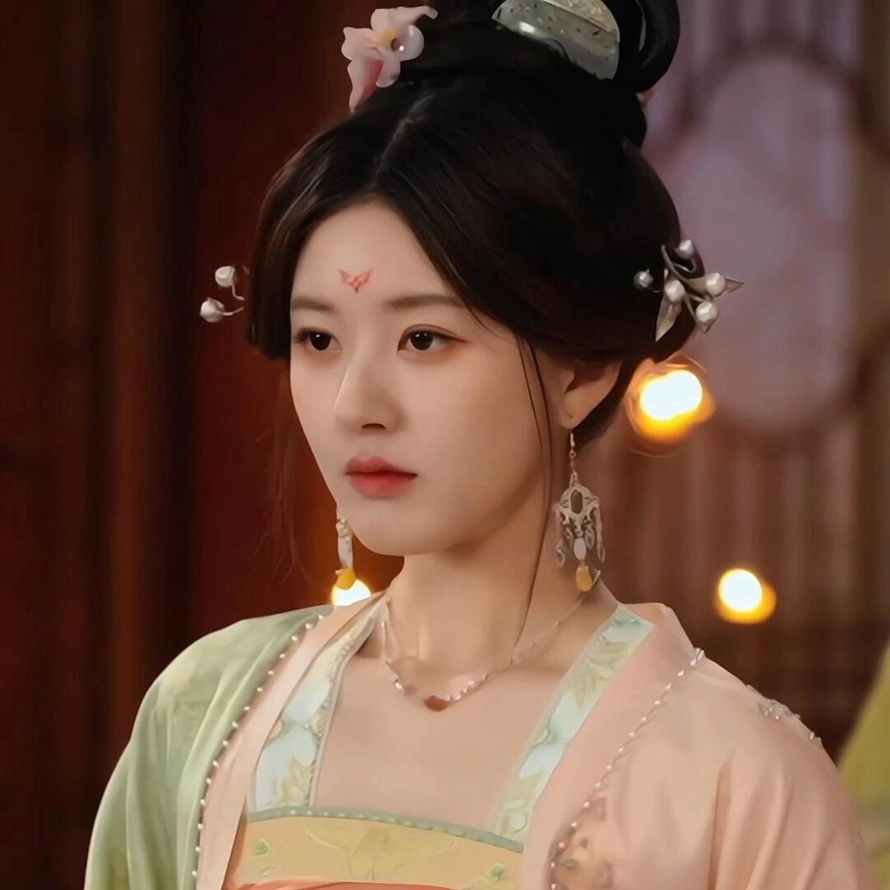 不是软软糯糯的乐嫣了,好喜欢御姐范的赵露思#赵露思# #赵露思唐装