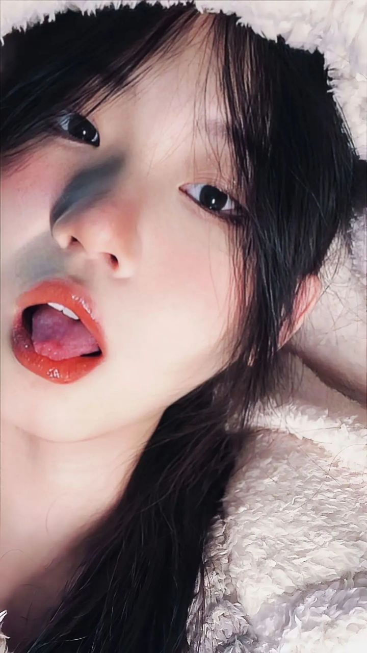 爱吐舌头的可爱妹子