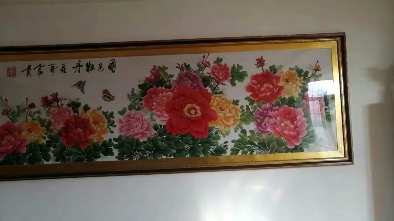 我买了一个二手房,房主客厅里挂着一幅十字绣,搬家时候,房主很不舍