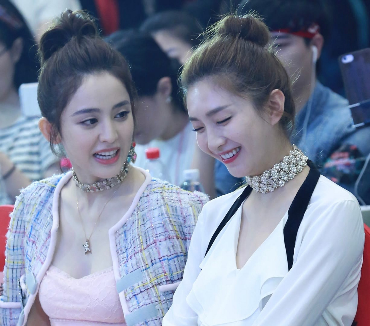 古力娜扎和江疏影两位美女在聊什么,笑得这么看心