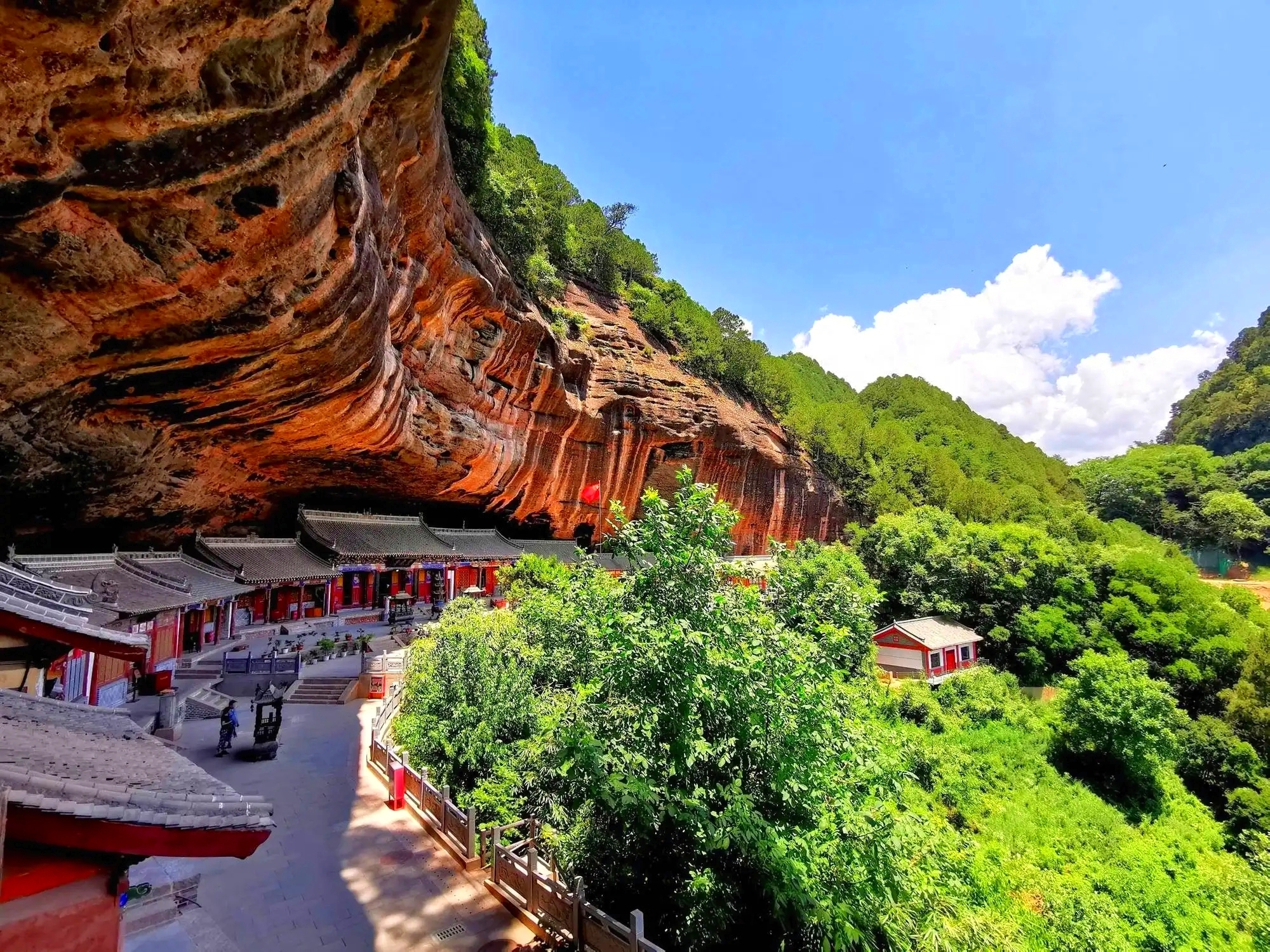 天水麦积山风景区:时光交错下的自然与人文交响曲