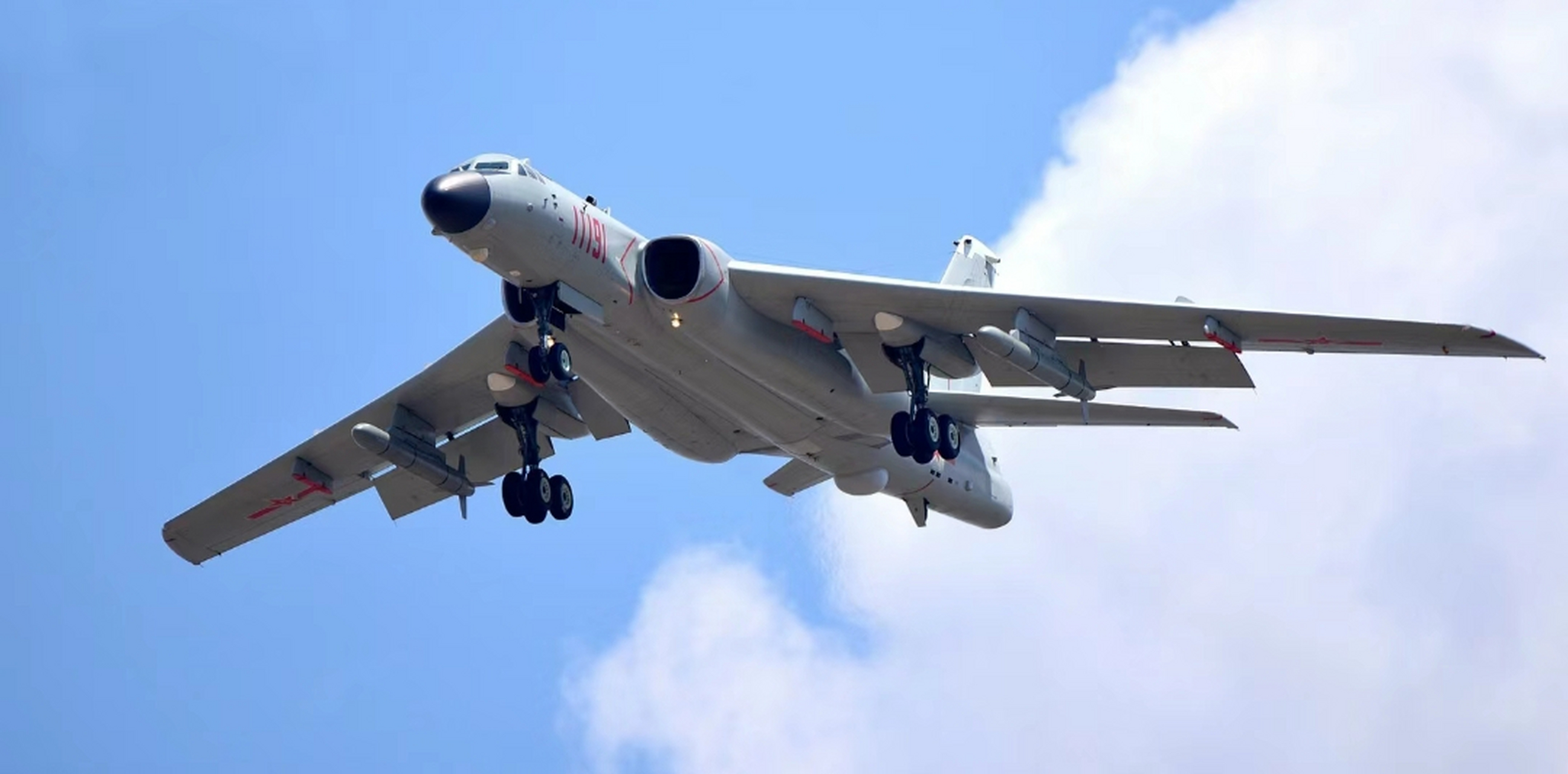 近日在央视军事节目中,中国空军的轰六k轰炸机首次飞出岛链1000余公里