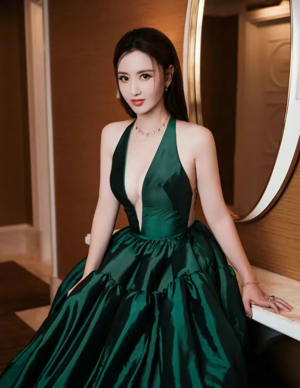 魔鬼身材性感火辣 性感迷人 [比心][比心]张萌大胆真空穿搭,时尚圈