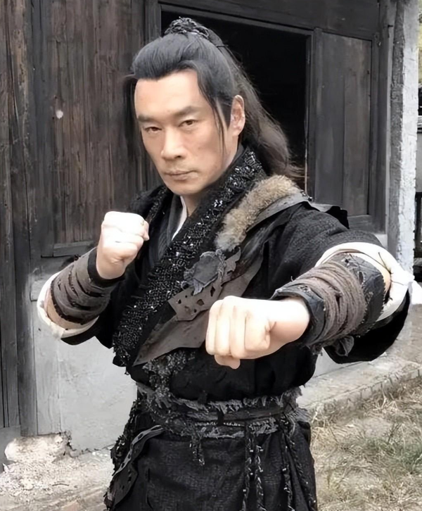 "武松"丁海峰:和初恋恩爱至今,如今在美国买房,陪妻子抗癌!