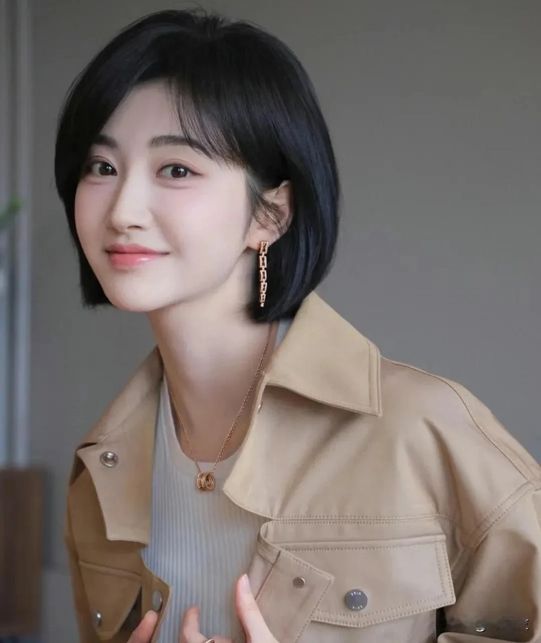 换发型对她而言犹如换花无损其美