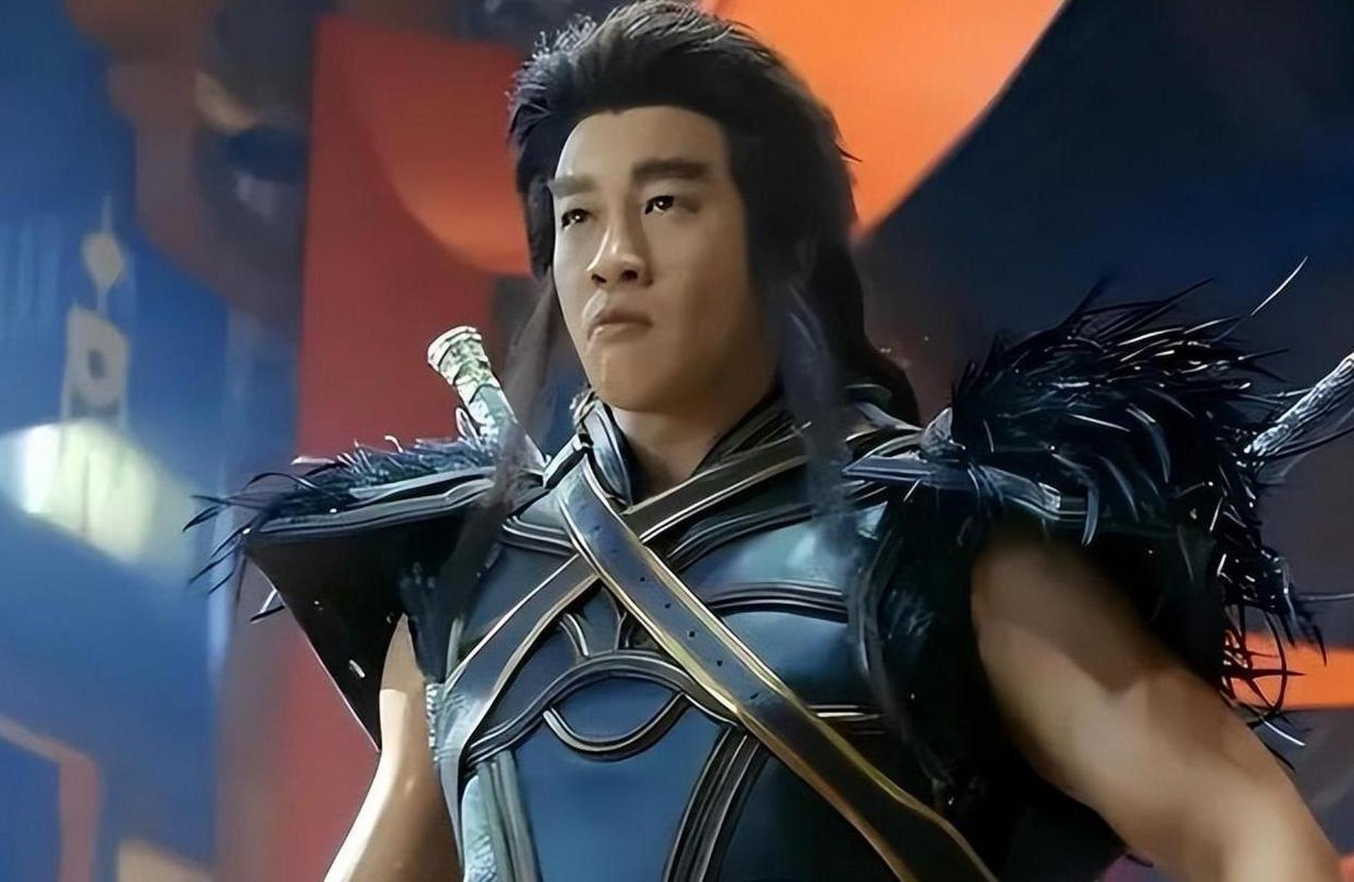 何润东在新剧《烈焰》中饰演49岁辛王,展现肌肉猛男形象,与原著高度