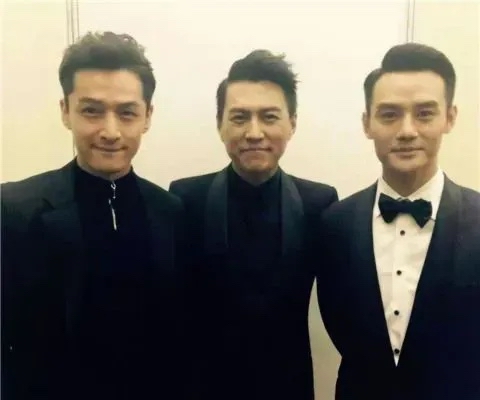 在一次采访中,主持人问靳东,如果胡歌和王凯同时找你借钱,你会借给谁?