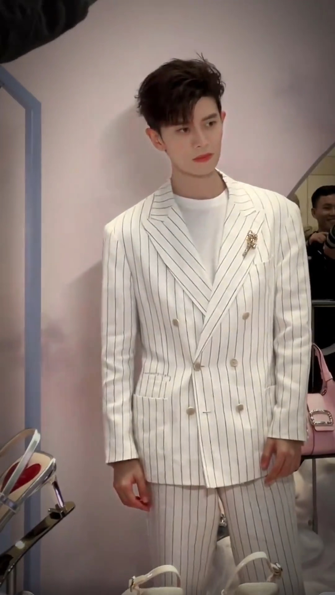 任嘉伦成都rv活动现场坦言自己最近在剧组拍戏,在家追自己新剧