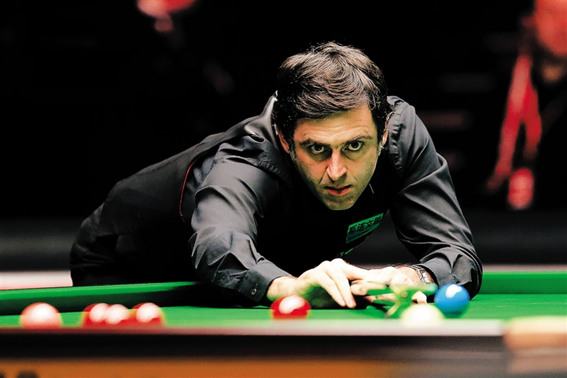 奥沙利文特别平易近人,不拿架子,和球迷聊天交流签名,还一块交流吸烟