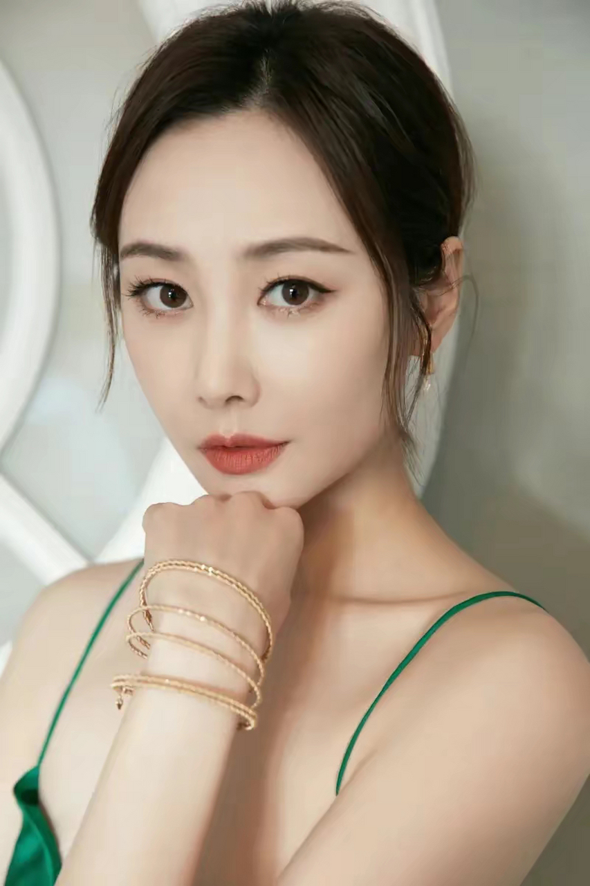 绿裙轻舞,锁骨迷人,展现性感的锁骨,明媚清爽的春日气息#李纯