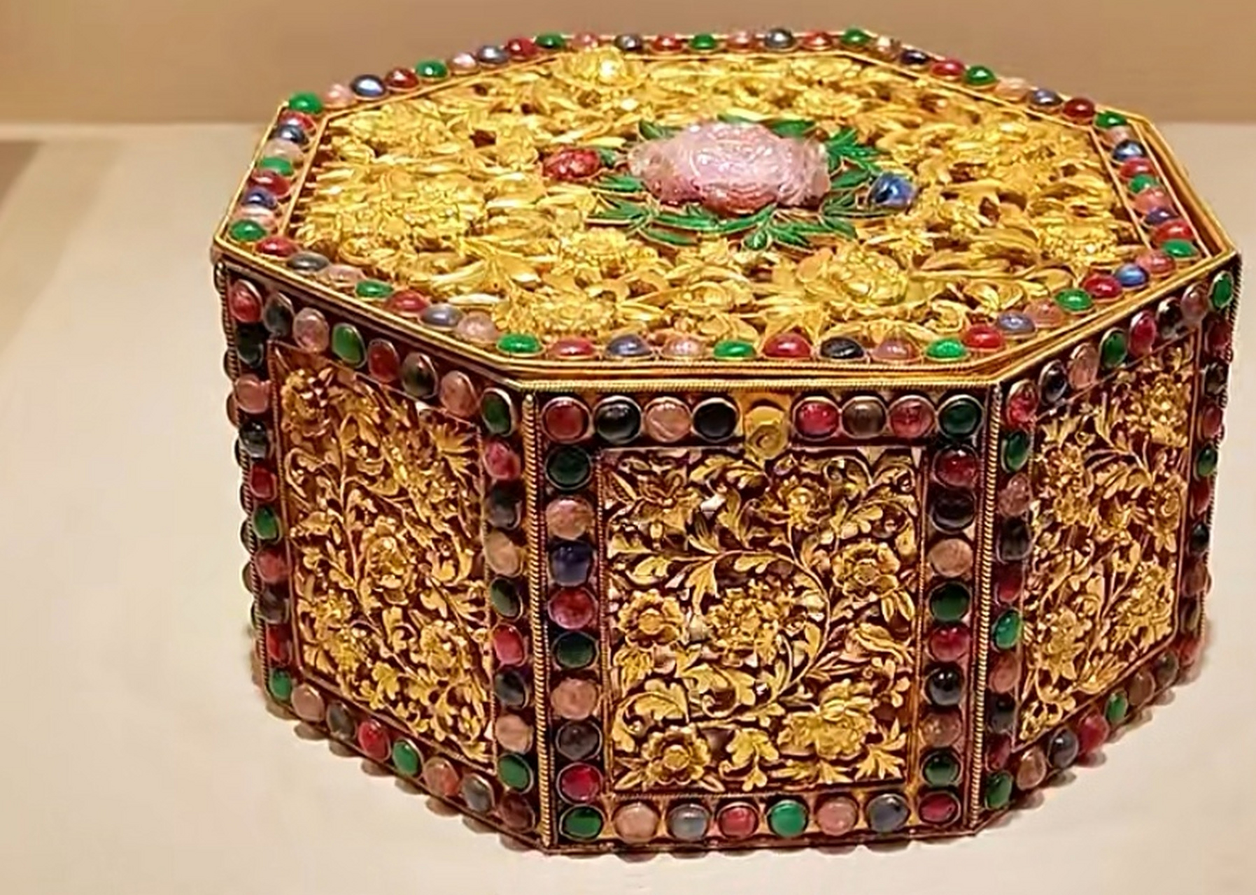 看到这些故宫博物馆的这些饰品跟宝物,让我有一种山猪没有吃过细糠的