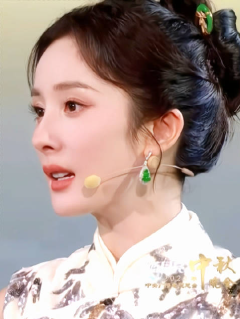 幂姐国泰民安的气质,翡翠耳坠又心出圈了