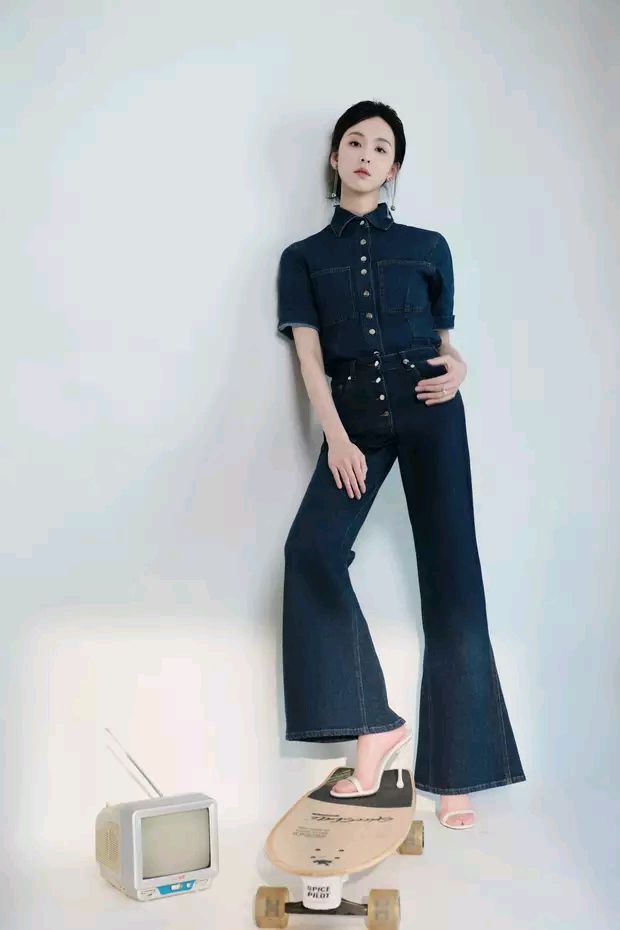 春日焕新颜,陈都灵牛仔套装展现职场干练与少女活力