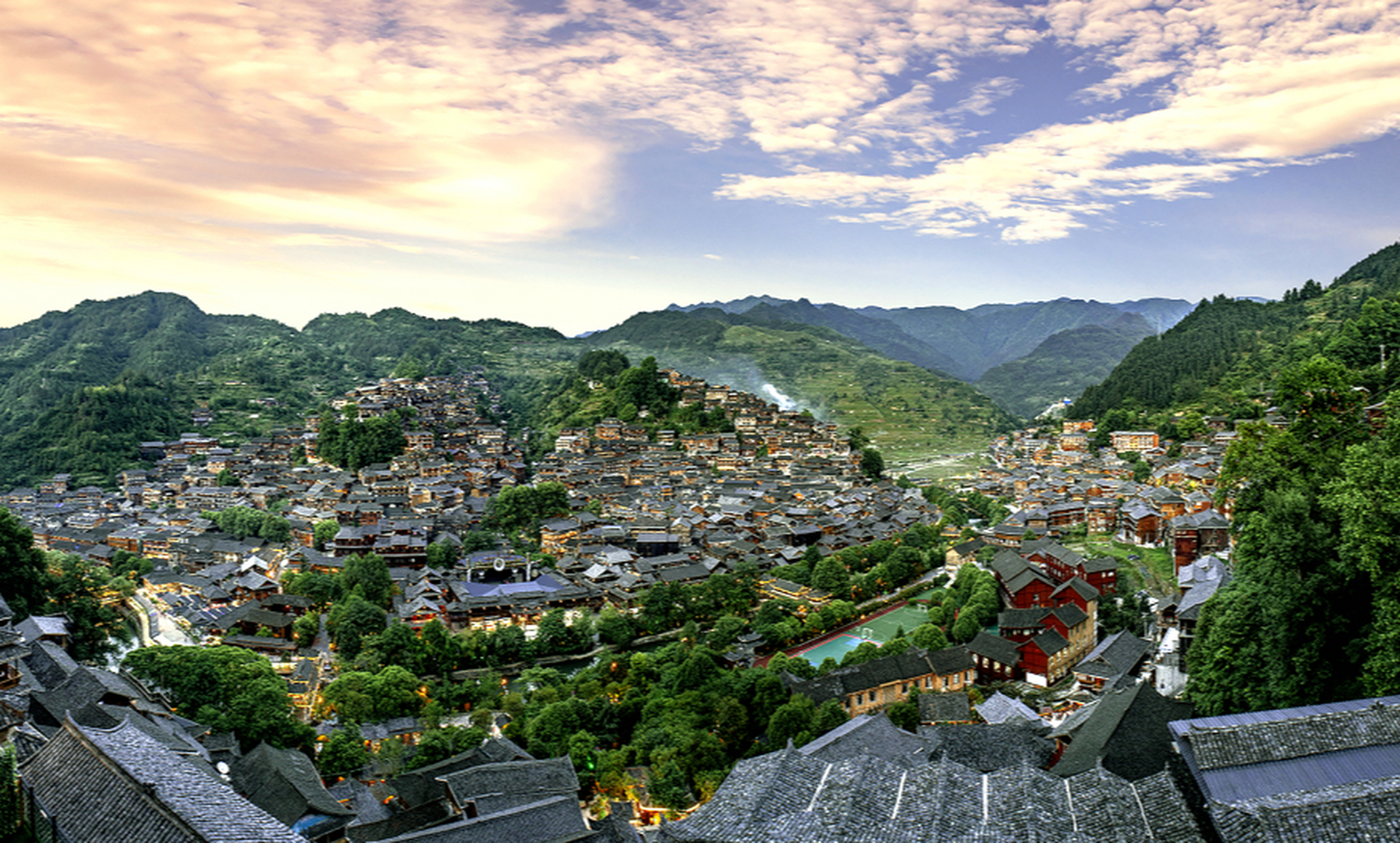 当春天的脚步轻轻踏进贵州郎德苗寨,万物复苏,生机勃勃.