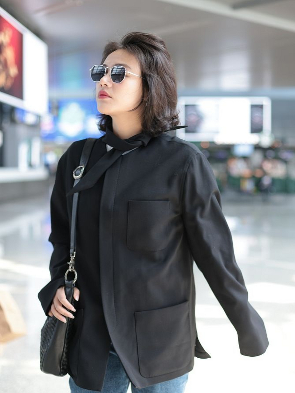 马思纯穿黑色外套配牛仔裤,简单大方 马思纯街拍来了,她这个发型我很