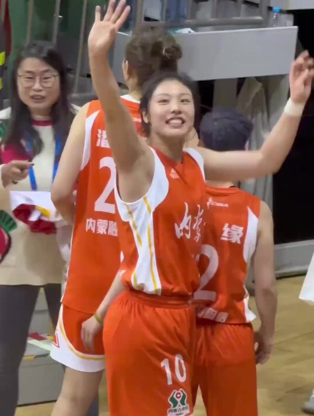 内蒙古女篮赢球张茹高举双手感谢球迷笑容灿烂