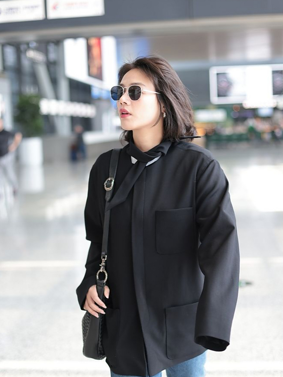 马思纯穿黑色外套配牛仔裤,简单大方 马思纯街拍来了,她这个发型我很