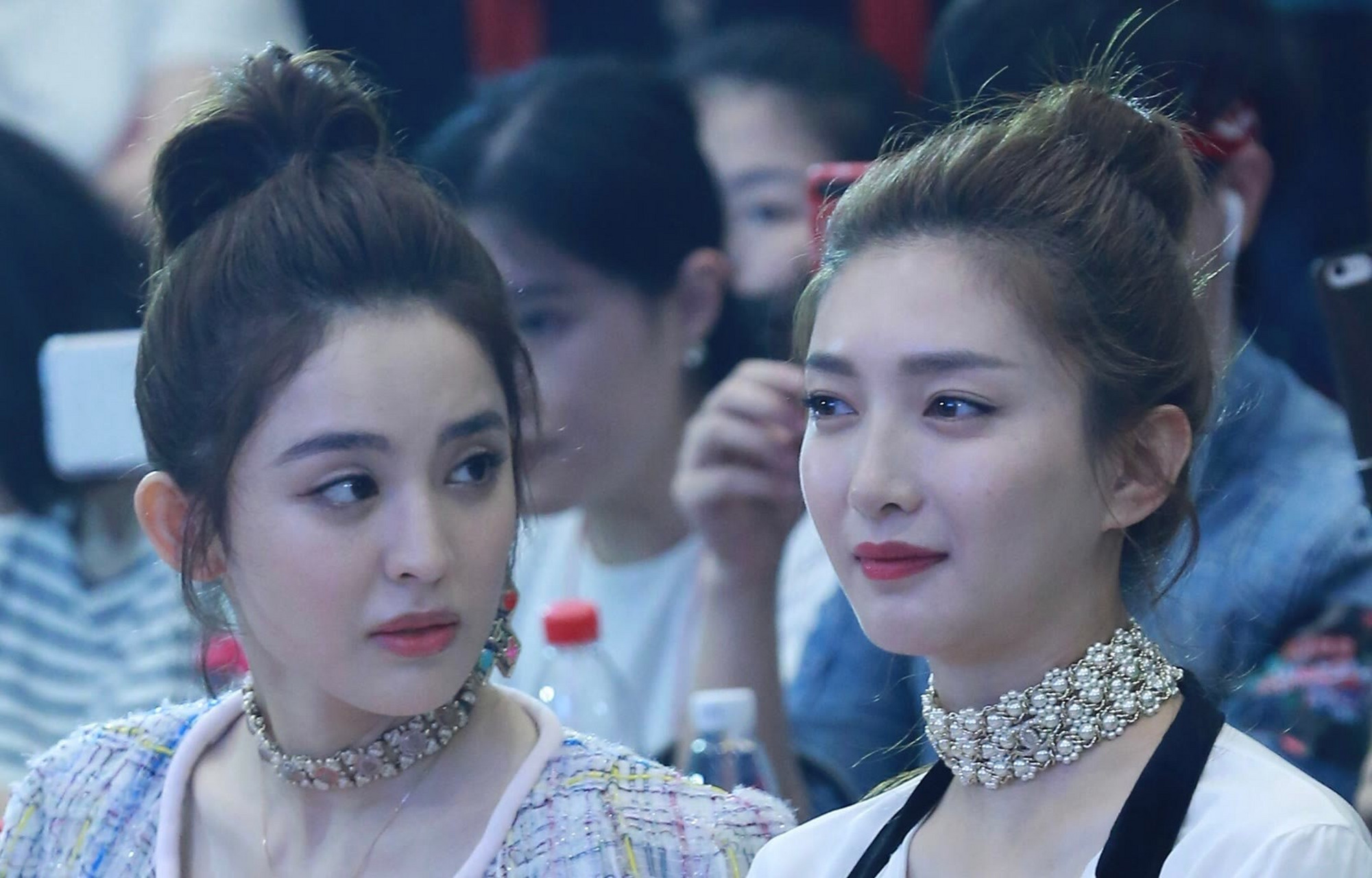 古力娜扎和江疏影两位美女在聊什么,笑得这么看心