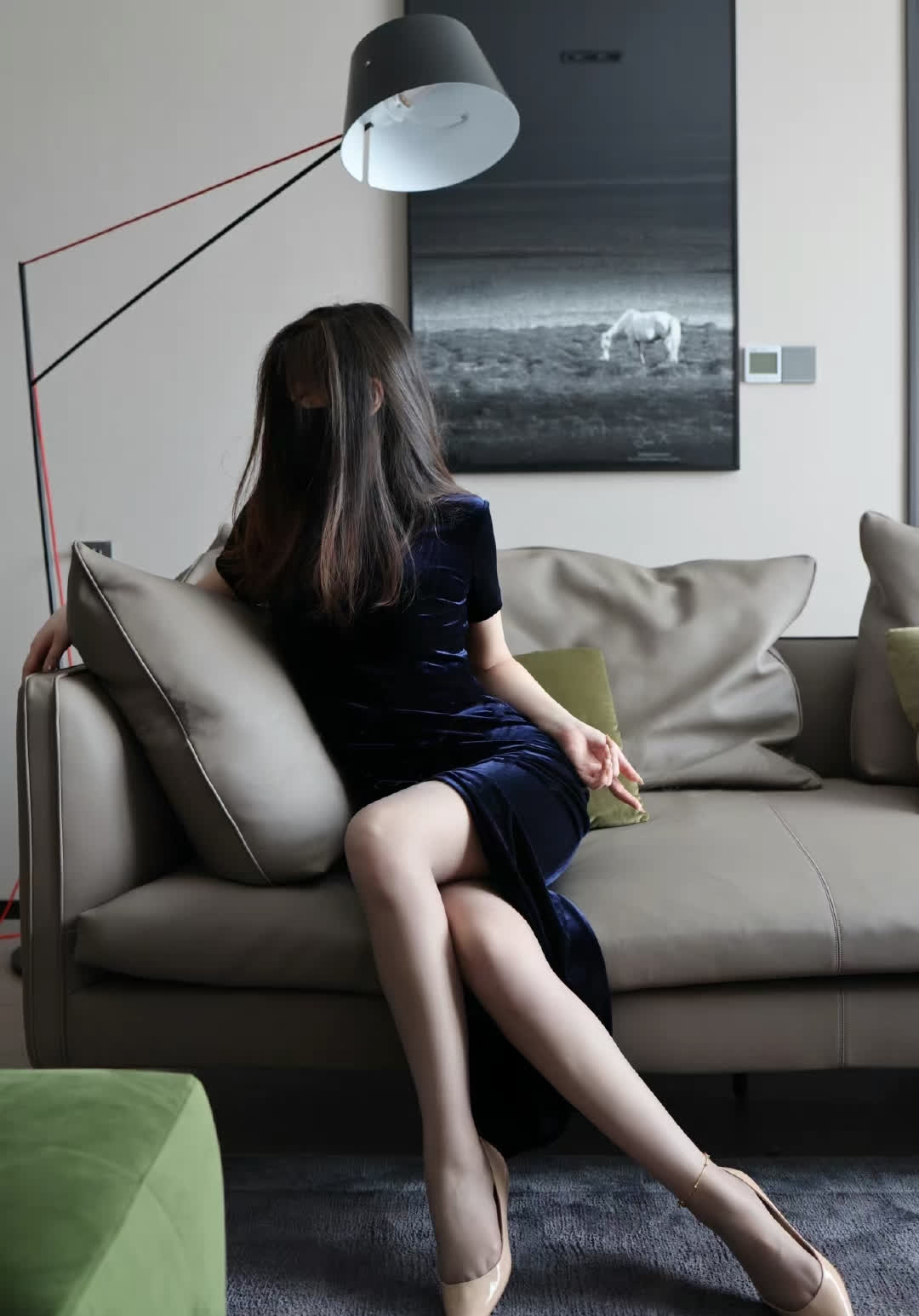 坐在窗前感受着阳光的温暖心里对未来充满了期待