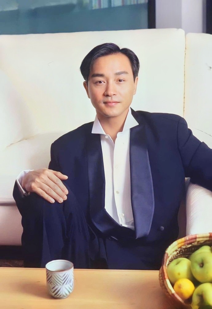 这张照片中的张国荣真是让人眼前一亮,清晰度极高