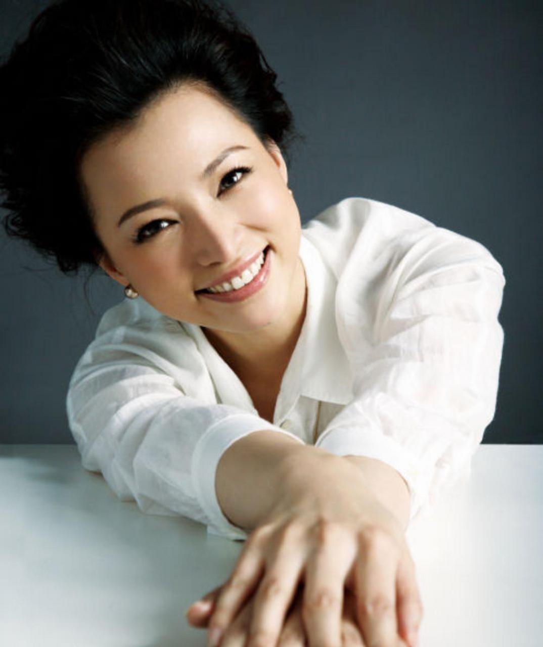 董卿是央视知名主持人,才华横溢,但因感情和国籍问题引发争议.