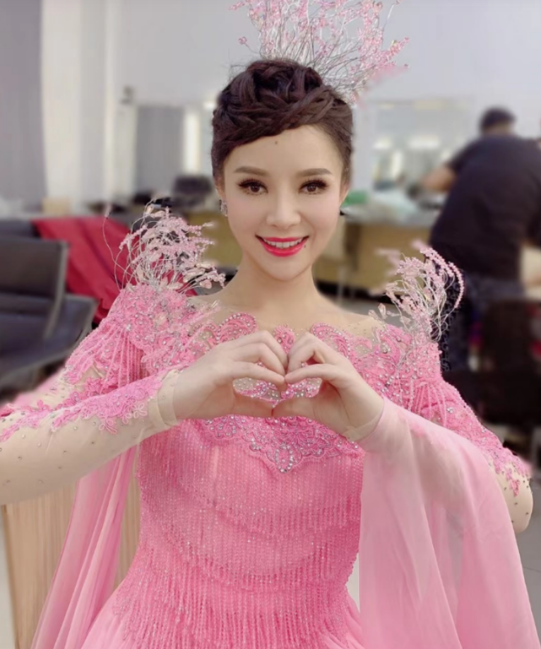 回顾歌手刘赛24岁走红倒贴2套房嫁到河南农村被丈夫宠成宝