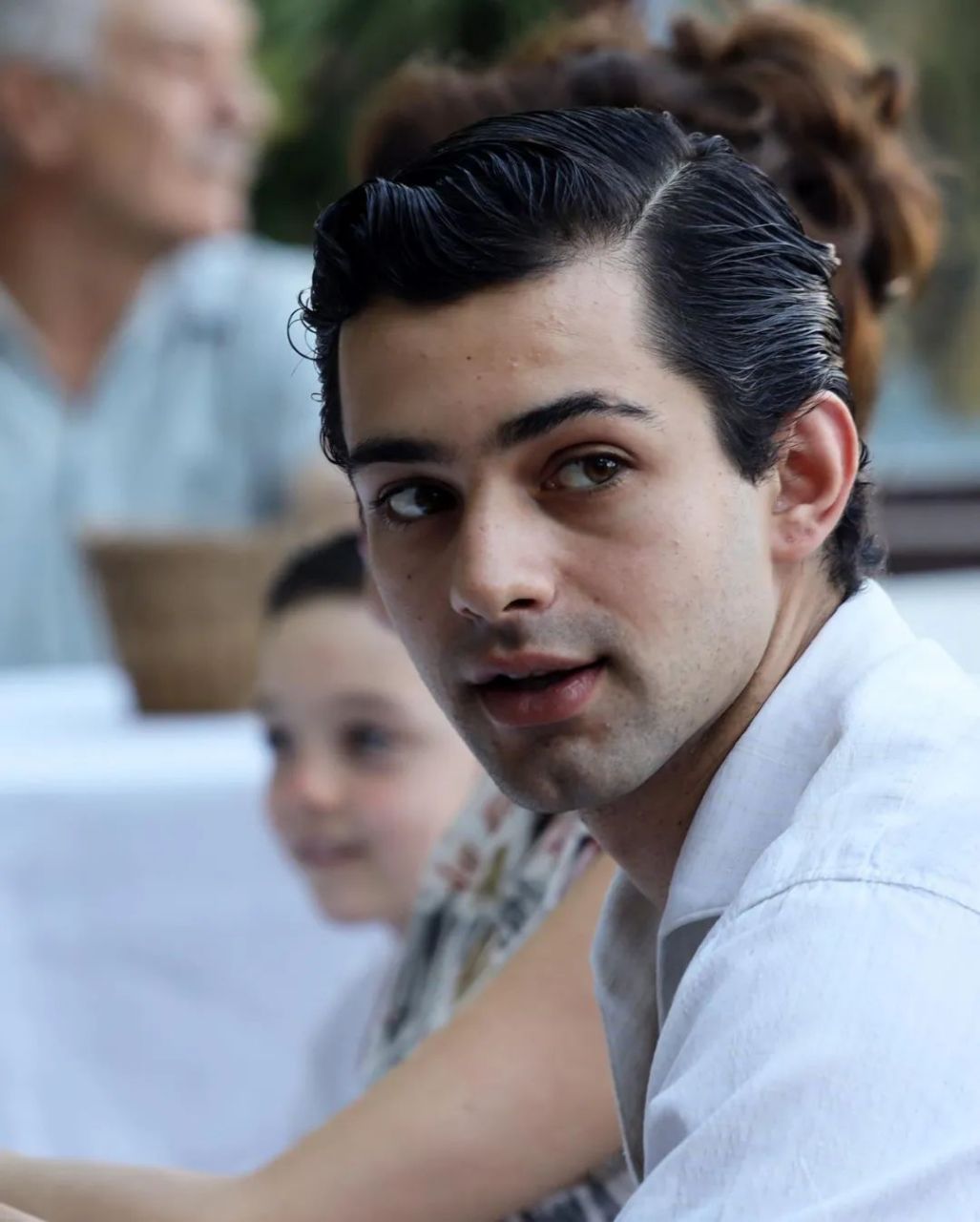 意大利演员massimilianocaiazzo成为fendi2024年春夏季全球广告男星