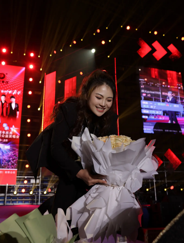 就这样,吴佳明带着一儿一女回到了阔别已久的家乡.