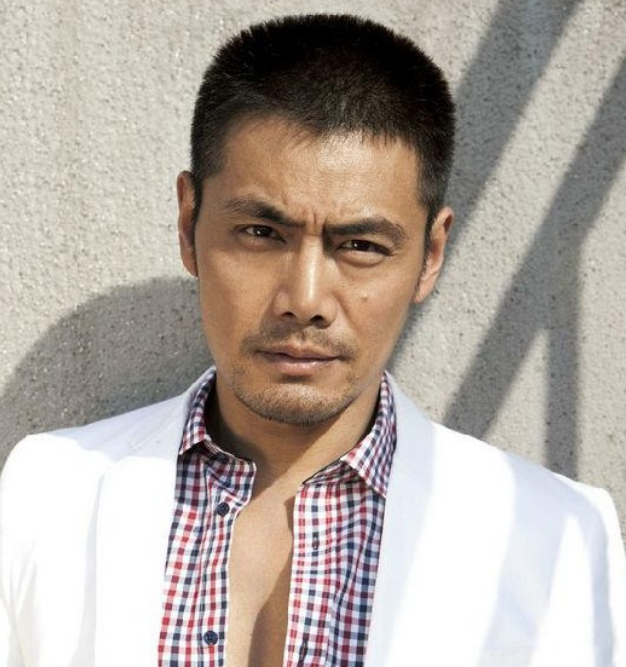 回顾演员邵兵和小12岁张培结婚四口之家活成了让人羡慕的样子