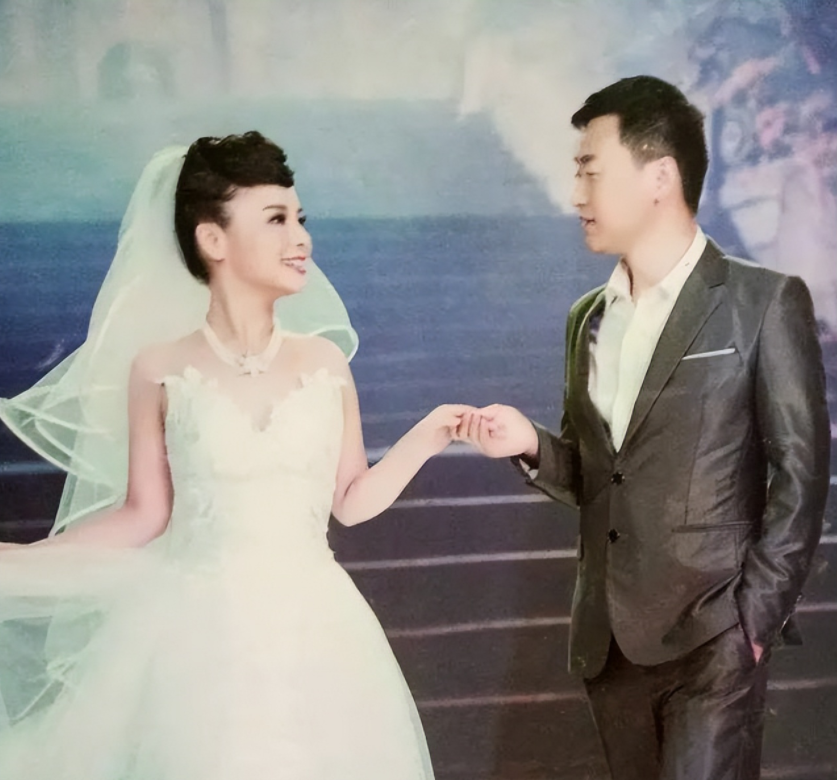 刘赛和老公的结婚照片图片